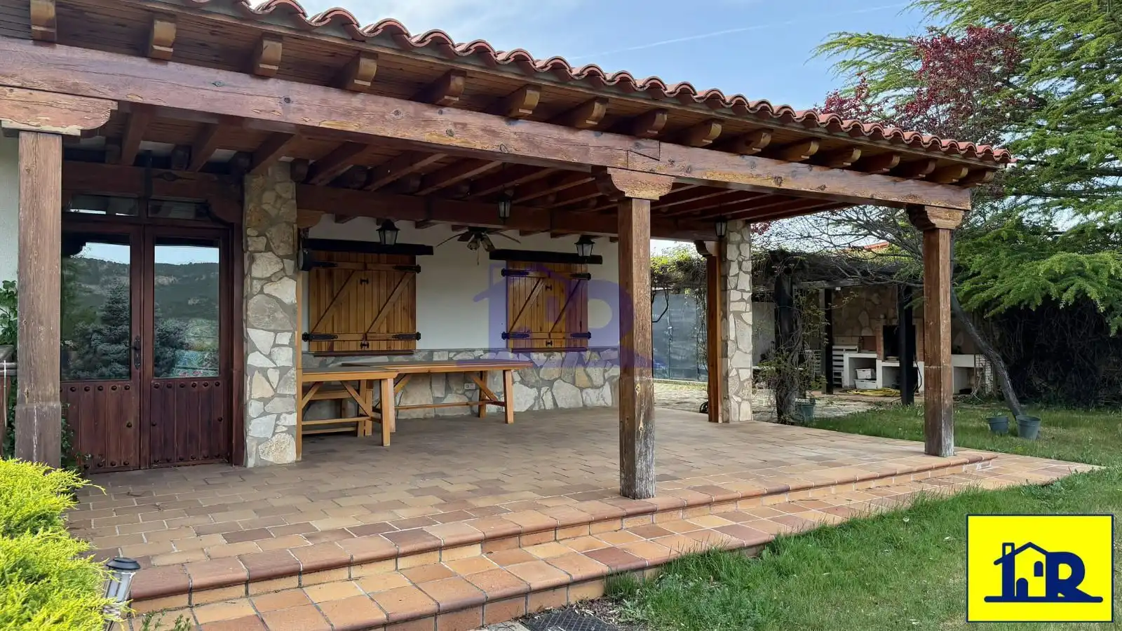 Terrassa de Casa o xalet en venda en Villalba de la Sierra amb Calefacció, Traster i Piscina