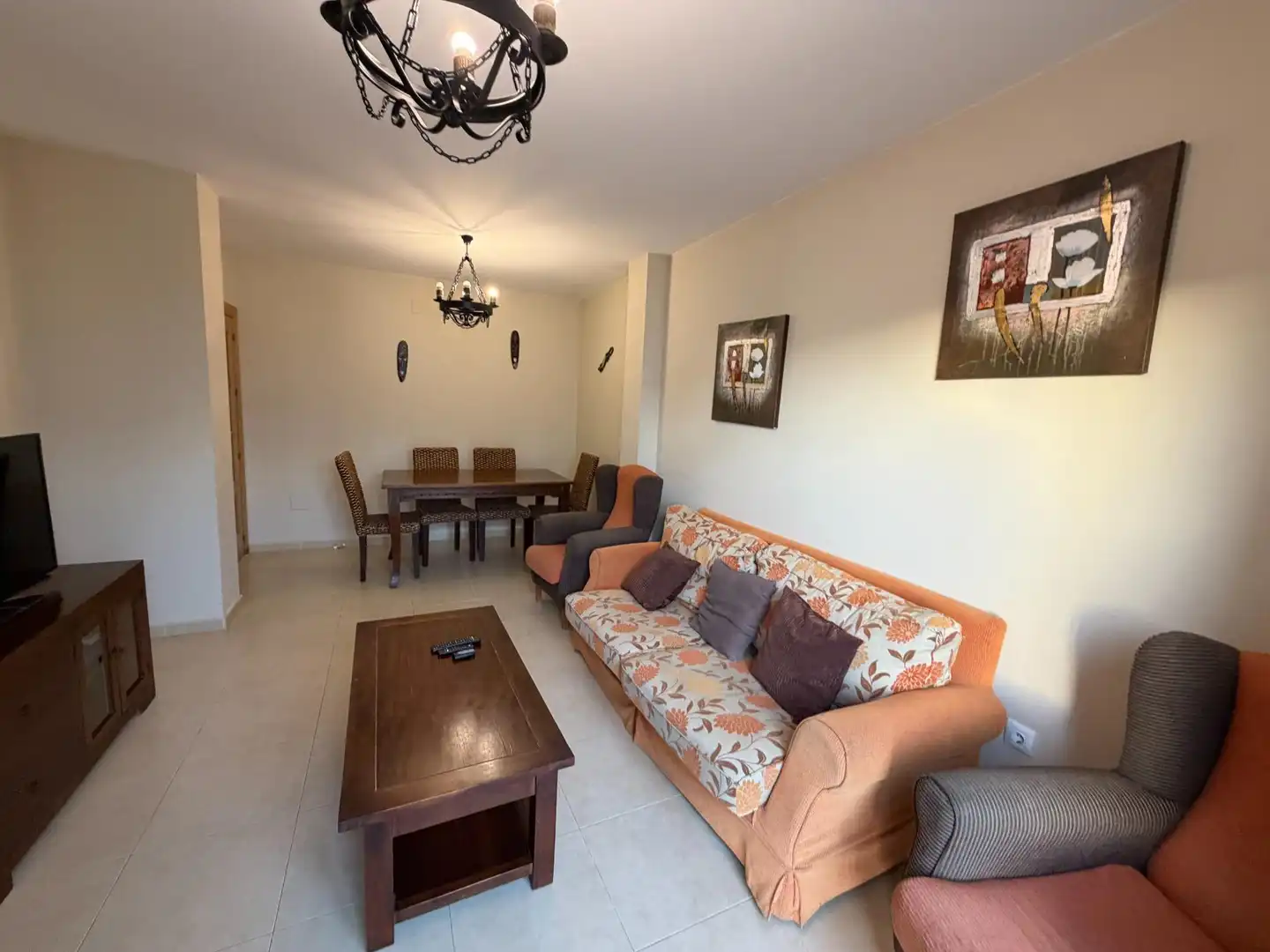 Sala d'estar de Casa adosada en venda en Conil de la Frontera amb Terrassa, Traster i Piscina comunitària