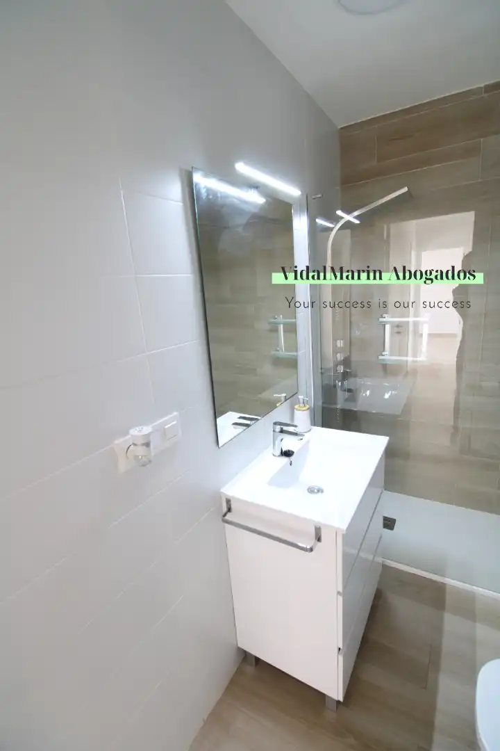 Baño de Piso en venta en Alicante / Alacant con Aire acondicionado, Horno y Lavadora