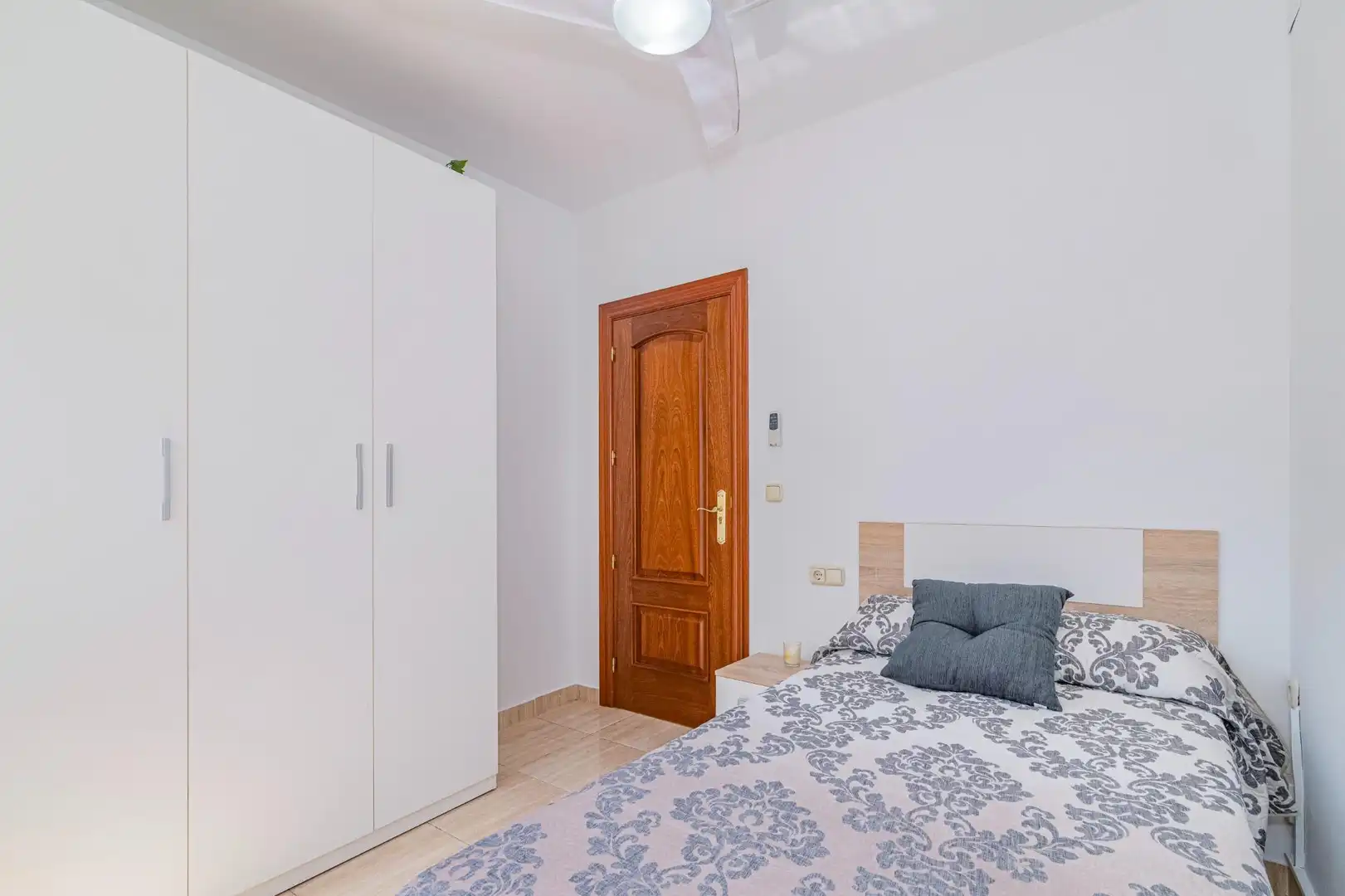 Bedroom of Flat for sale in Granada  with Air Conditioner, Heating and Terrace