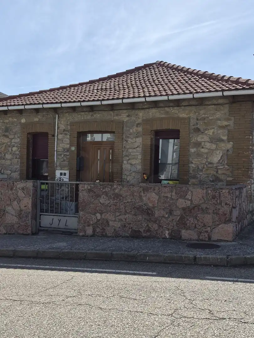 Vista exterior de Casa o chalet en venta en Villamanín con Calefacción