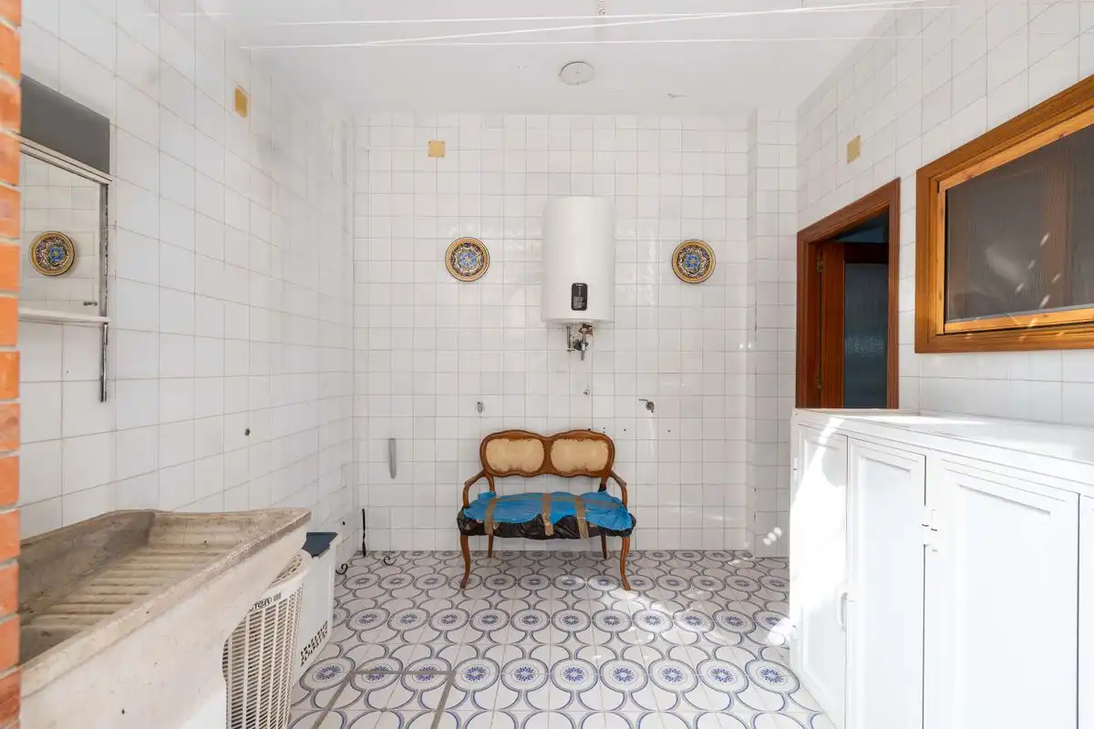 Badezimmer von Einfamilien-Reihenhaus zum Verkauf in Dos Hermanas mit Klimaanlage, Heizung und Privatgarten