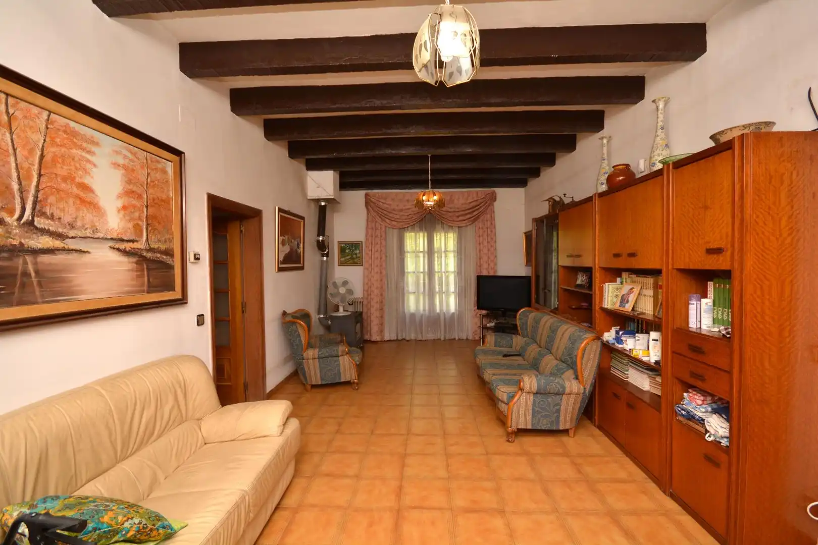 Sala de estar de Finca rústica en venta en Borrassà con Aire acondicionado, Calefacción y Jardín privado