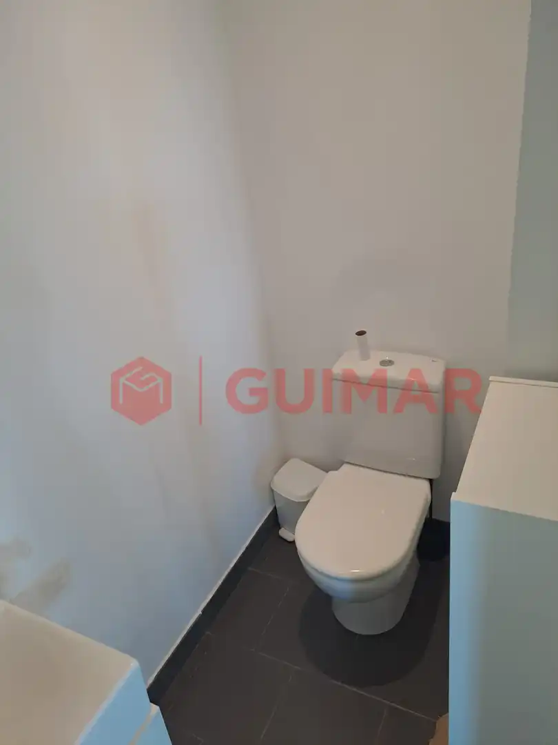 Bathroom of Office for rent in Barcelona  with Air Conditioner and Heating