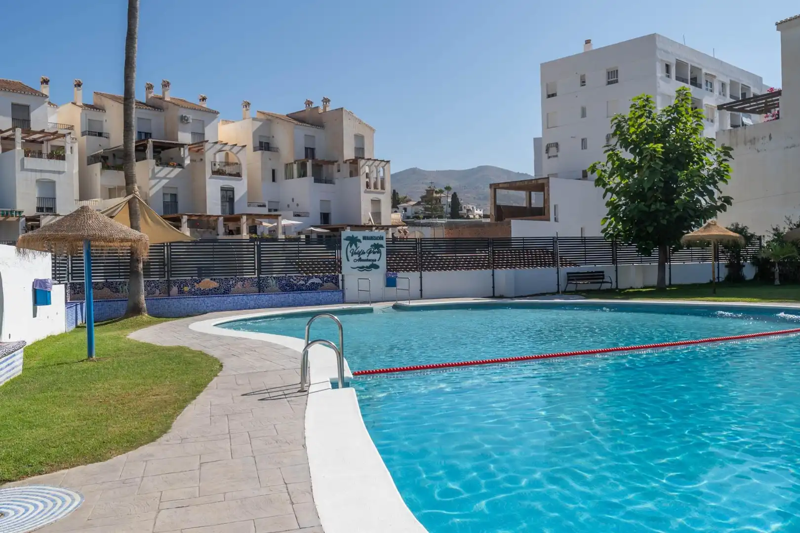 Schwimmbecken von Haus oder Chalet zum Verkauf in Almuñécar mit Privatgarten, Terrasse und Balkon