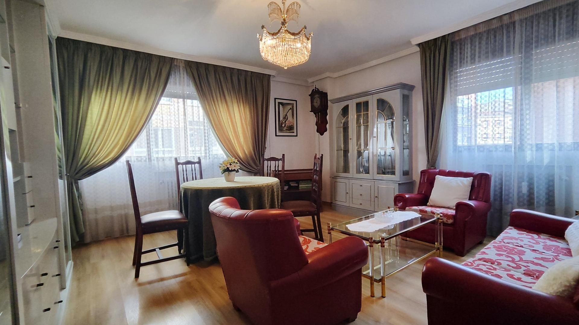 Sala d'estar de Pis en venda en León Capital  amb Calefacció i Terrassa