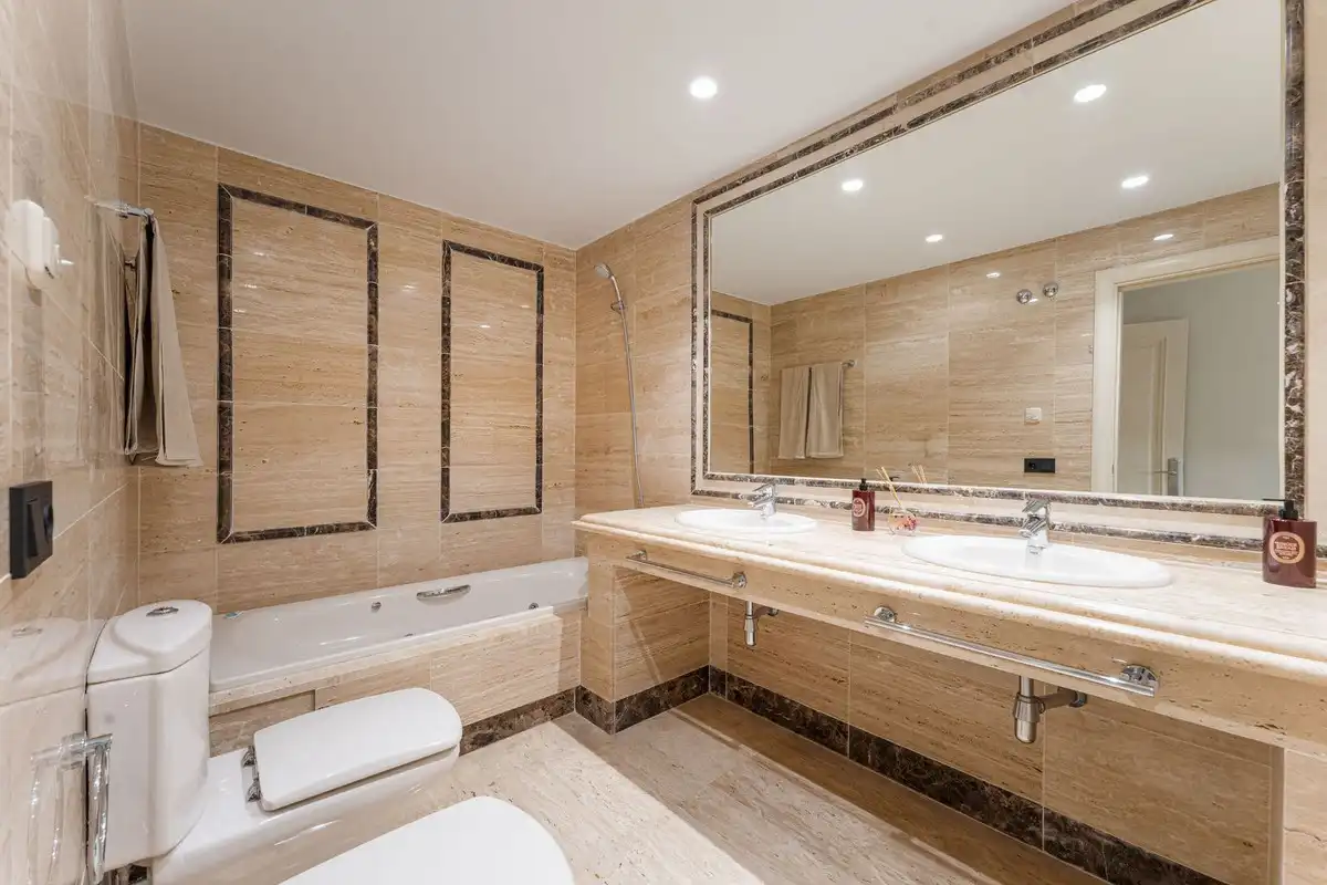 Badezimmer von Erdgeschoss zum Verkauf in Marbella mit Klimaanlage, Privatgarten und Terrasse