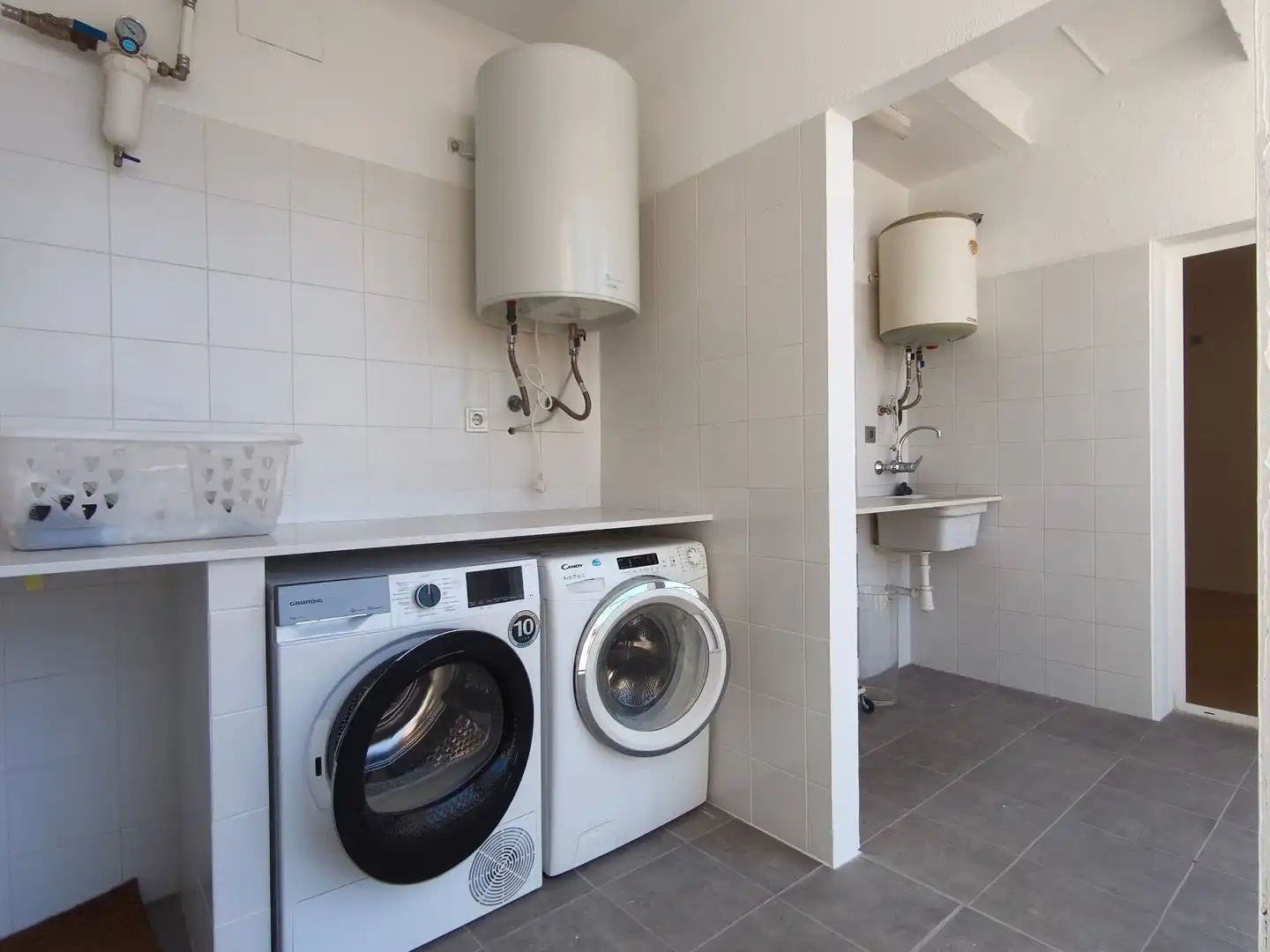 Bathroom of Attic for rent in Girona  with Air Conditioner, Heating and Terrace
