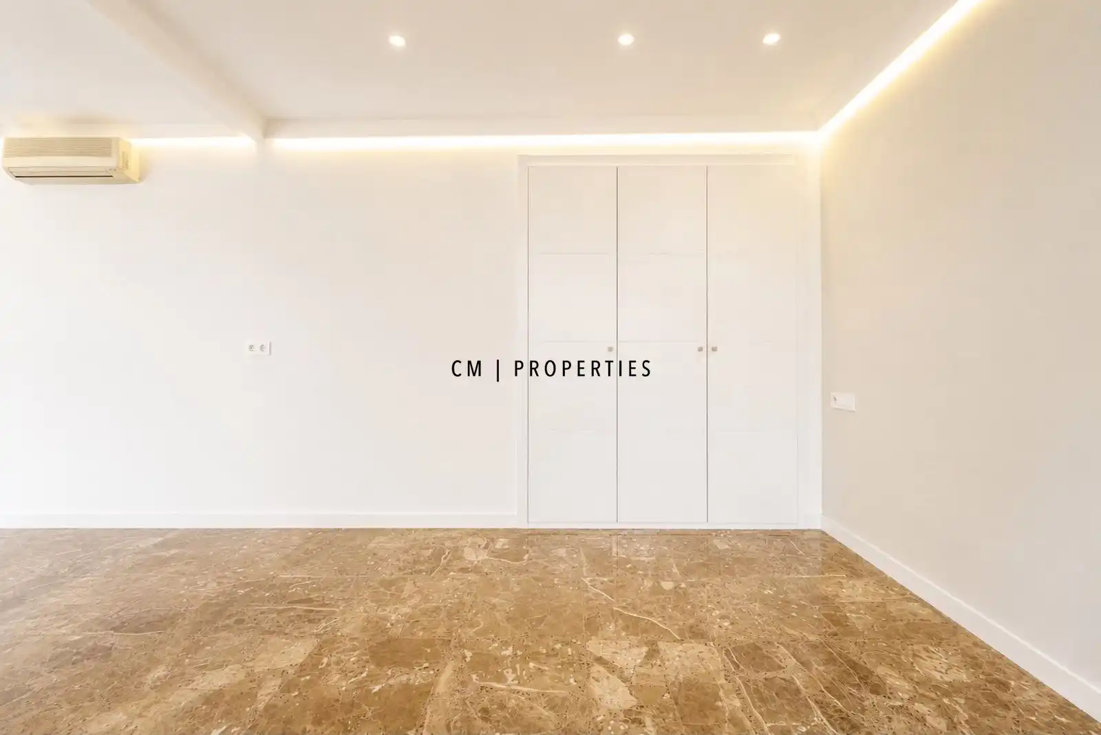 Bedroom of Flat for rent in Valencia  with Air Conditioner, Heating and Terrace