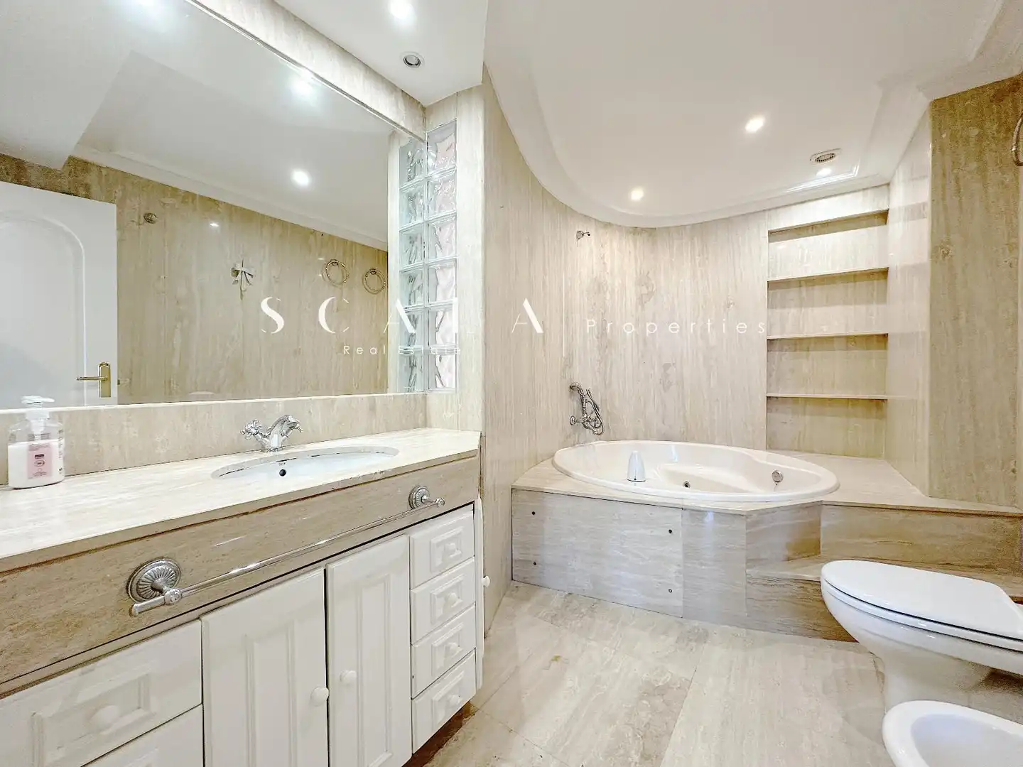 Badezimmer von Dachboden zur Miete in Madrid mit Klimaanlage, Heizung und Schwimmbad
