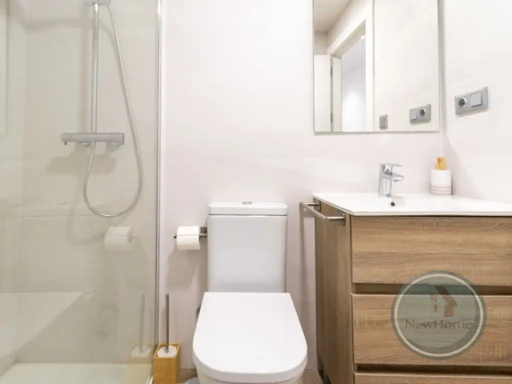 Baño de Piso de alquiler en Elche / Elx con Aire acondicionado, Terraza y Piscina comunitaria