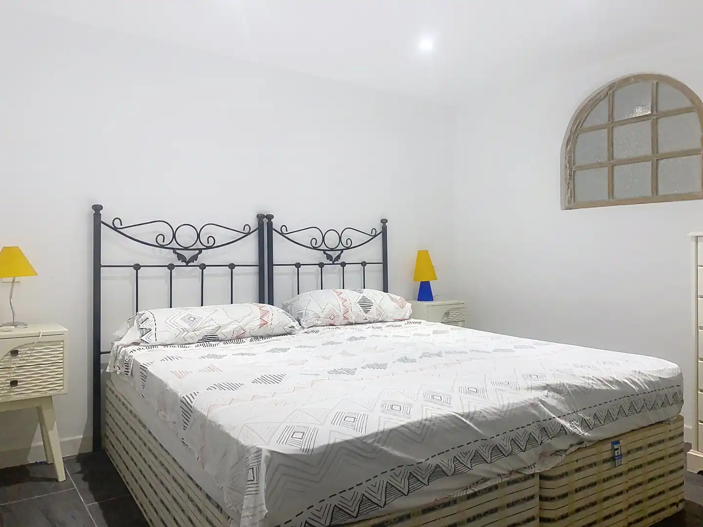 Dormitori de Casa adosada en venda en Marbella amb Jardí privat, Terrassa i Piscina