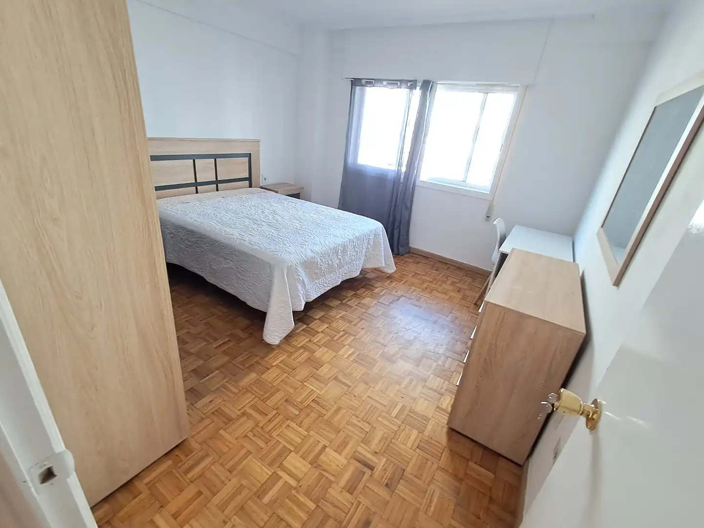 Bedroom of Flat for rent in Vigo   with Parquet flooring, Furnished and Oven