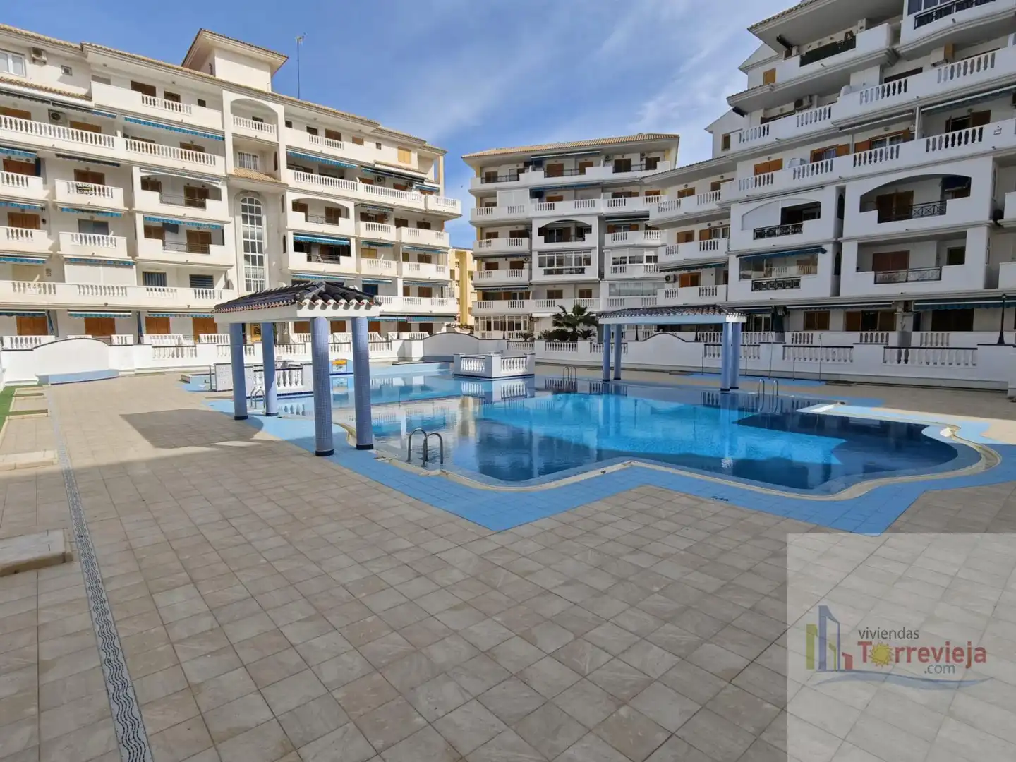 Schwimmbecken von Wohnungen zum Verkauf in Torrevieja mit Klimaanlage, Terrasse und Abstellraum