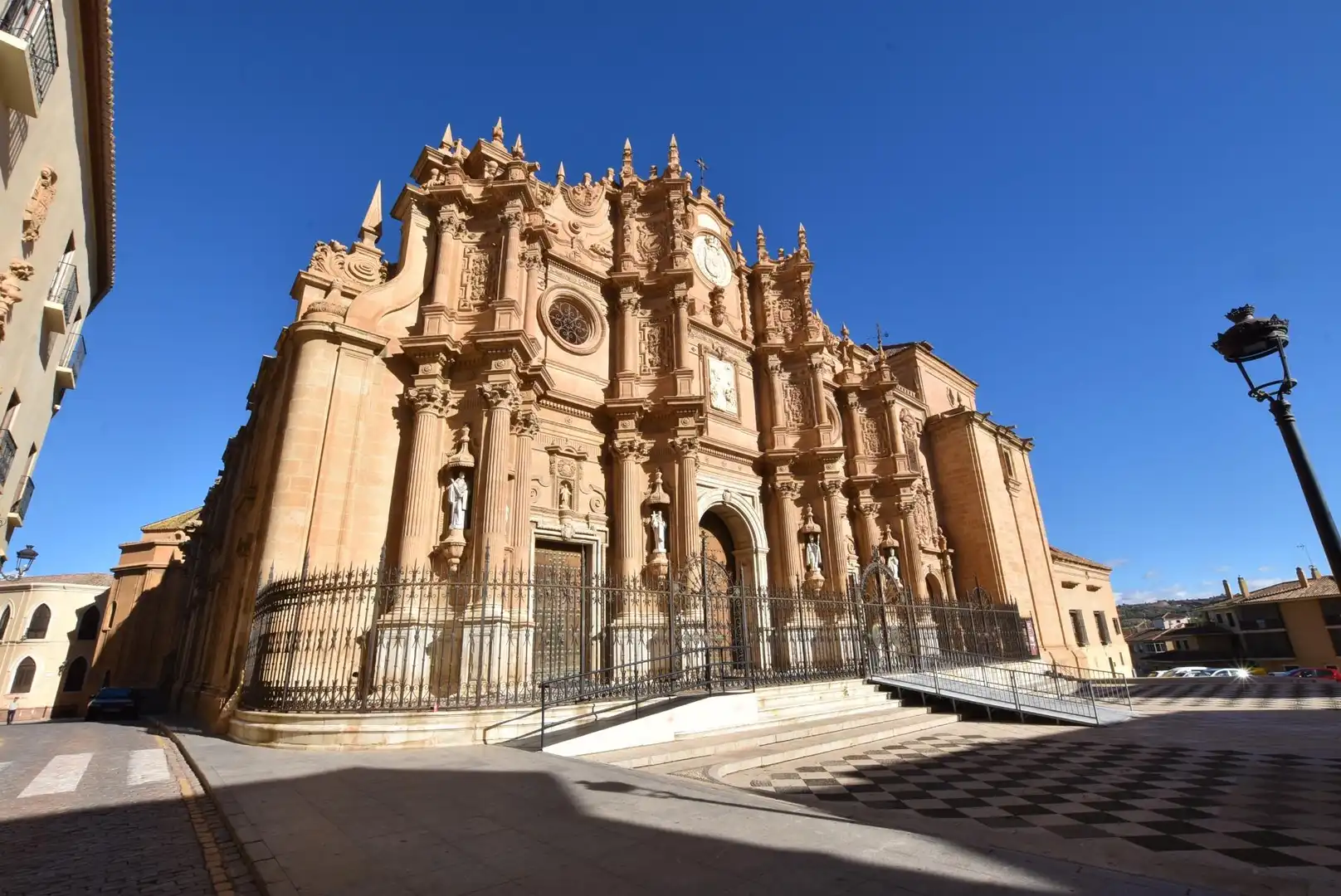 Vista exterior de Edificio en venta en Guadix