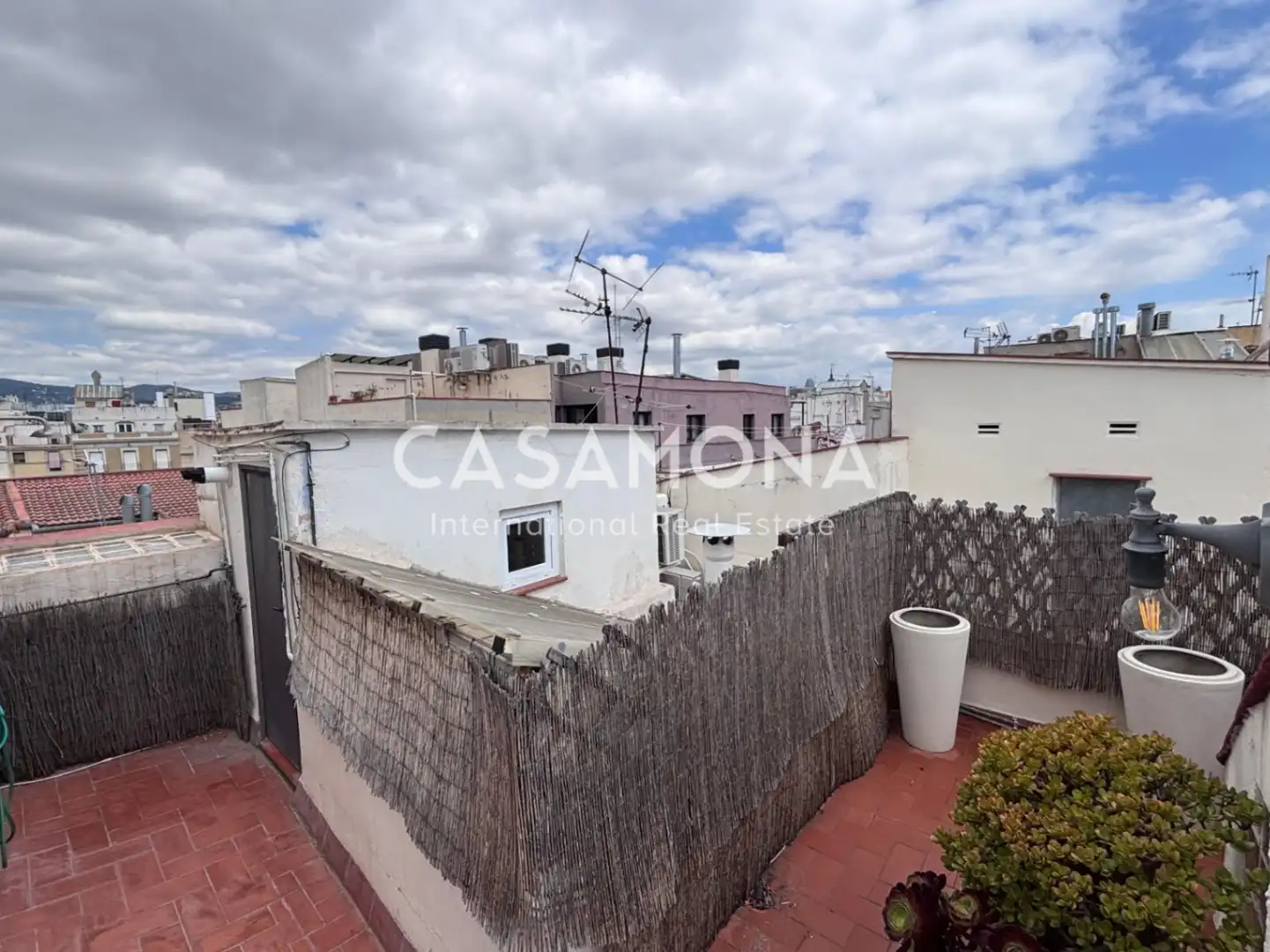 Außenansicht von Wohnungen zum Verkauf in Barcelona mit Klimaanlage, Heizung und Terrasse