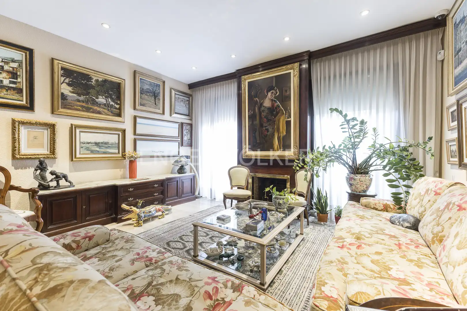 Wohnzimmer von Einfamilien-Reihenhaus zum Verkauf in Barcelona mit Heizung, Privatgarten und Parkett