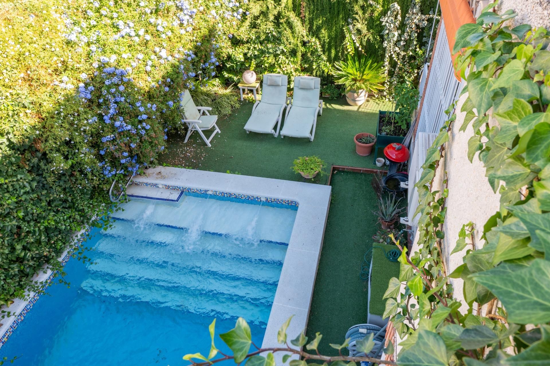 Piscina de Casa adosada en venda en Huétor Vega amb Aire condicionat, Calefacció i Jardí privat