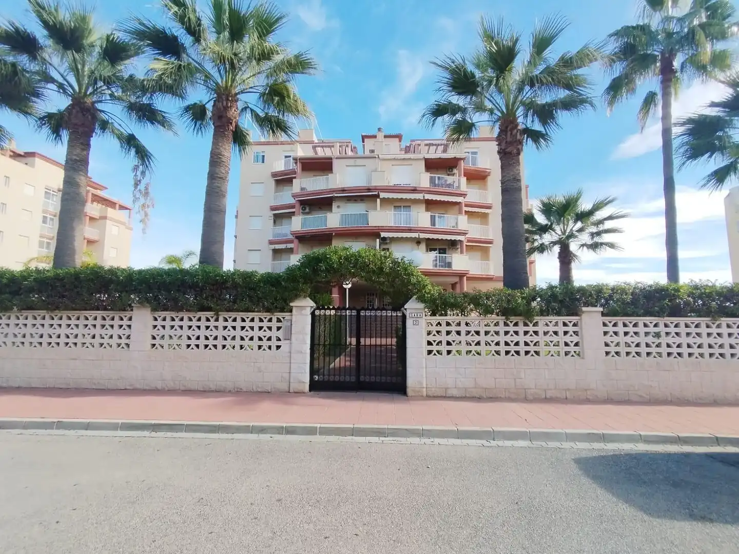 Vista exterior de Pis en venda en Salobreña amb Jardí privat, Terrassa i Moblat