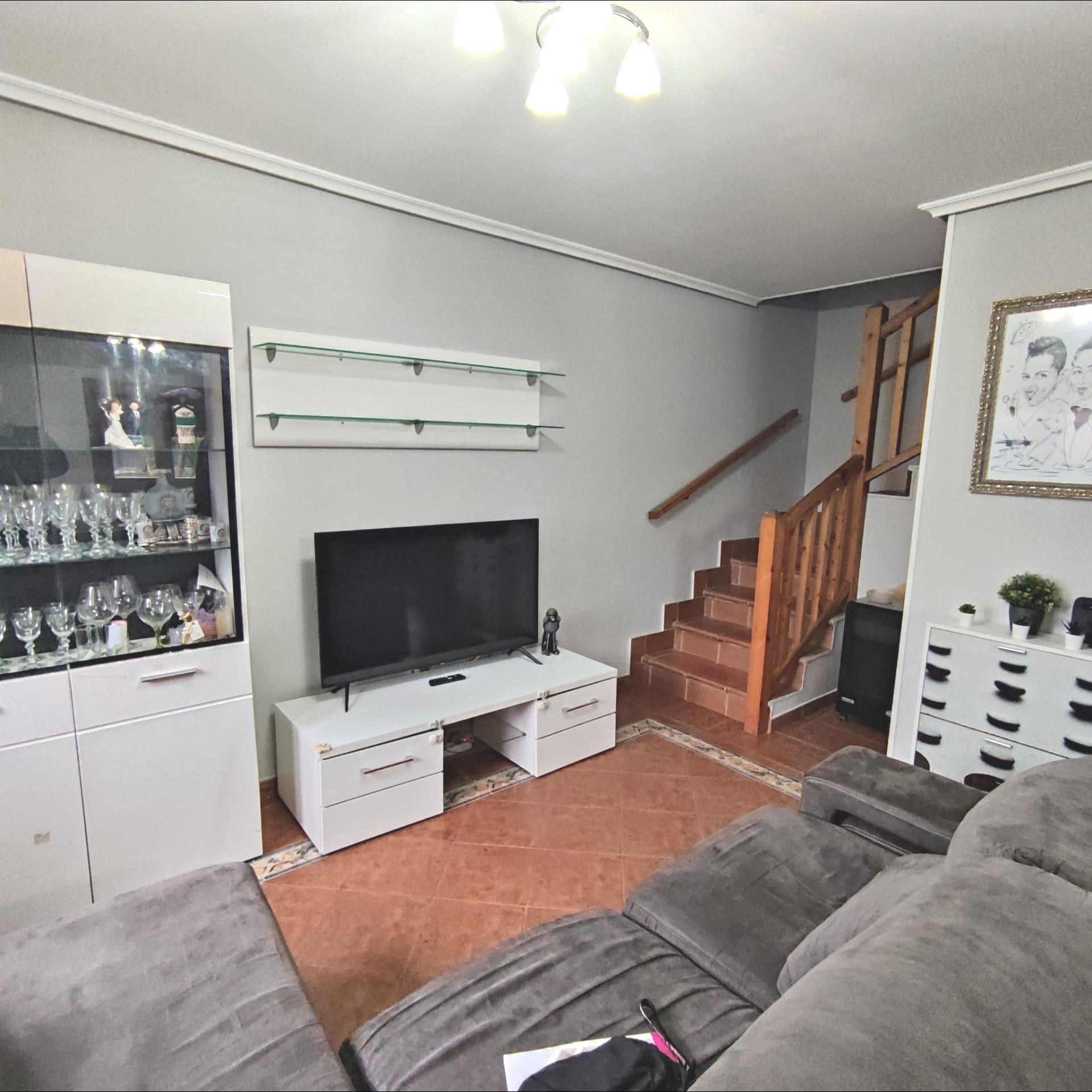 Sala d'estar de Casa adosada en venda en Argoños  amb Jardí privat i Moblat