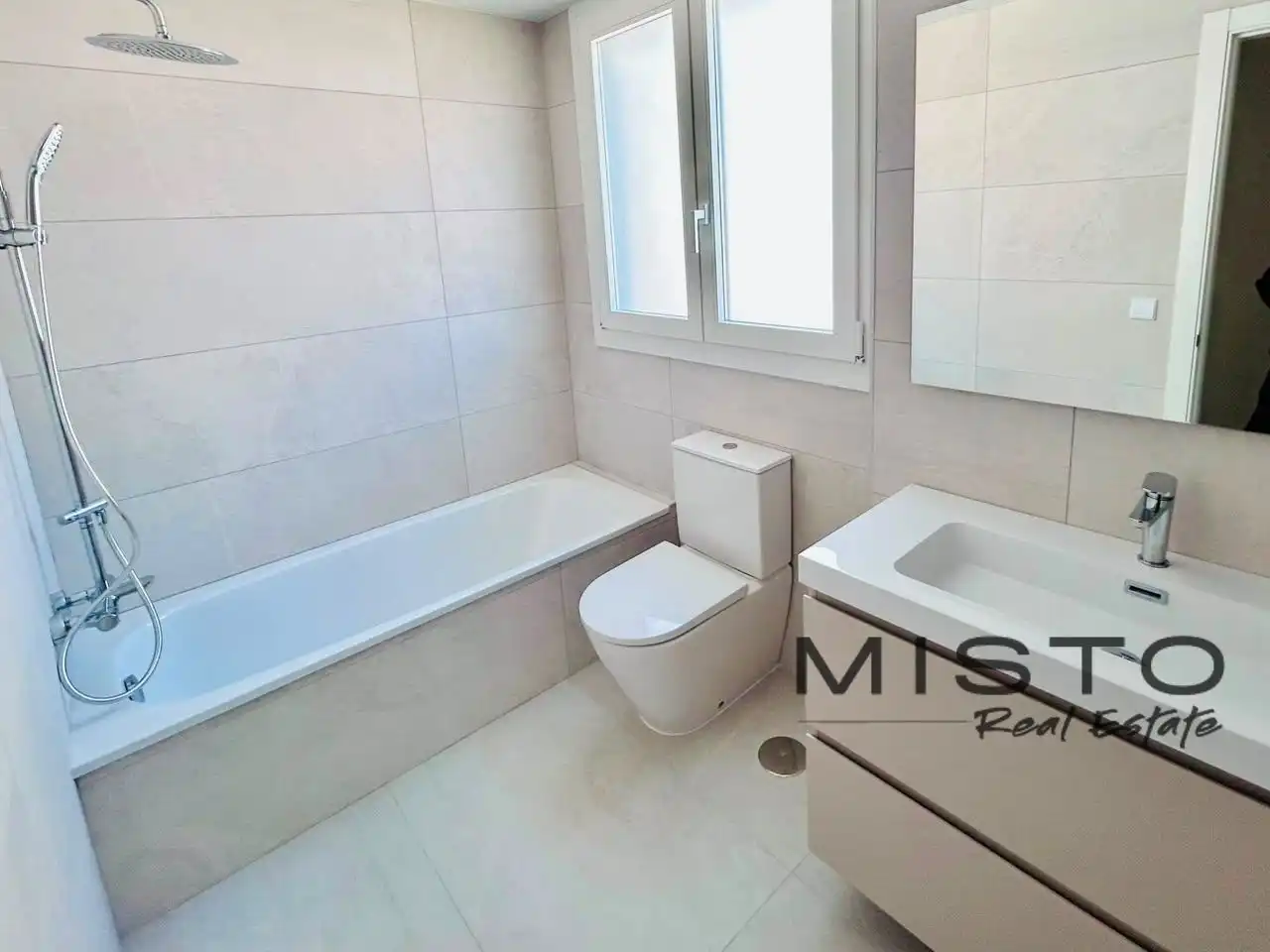 Bathroom of Flat for rent in Nueva Andalucía