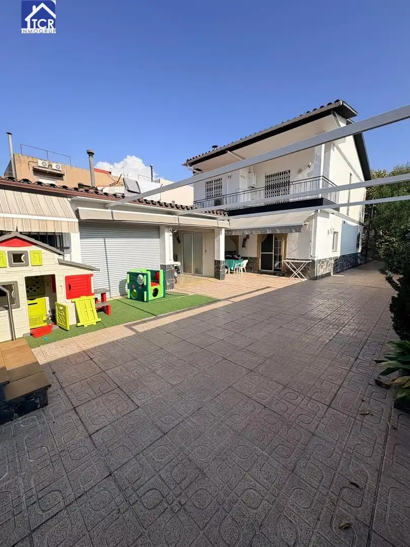 Vista exterior de Casa o xalet en venda en Barberà del Vallès amb Aire condicionat, Calefacció i Jardí privat