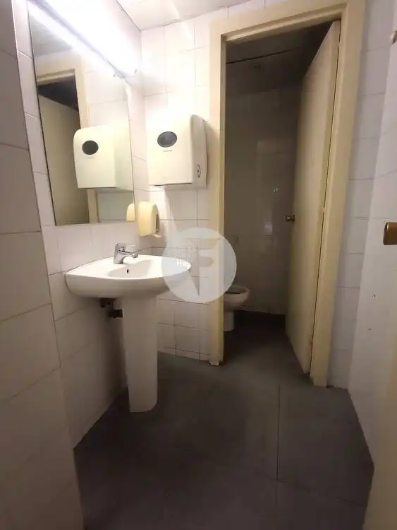 Bathroom of Commercial properties for rent in Barcelona  with Air Conditioner