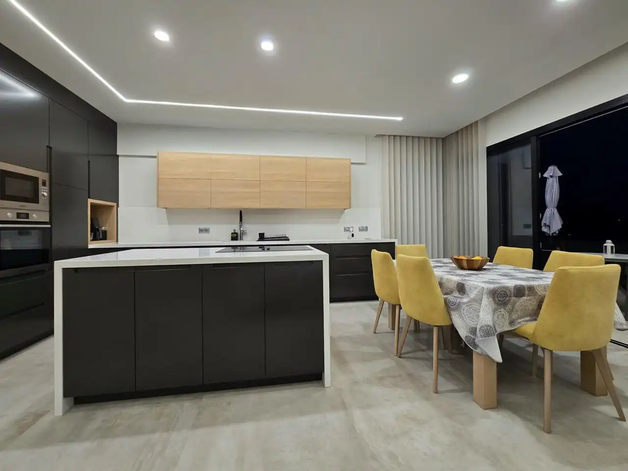 Cocina de Casa o chalet en venta en Las Palmas de Gran Canaria con Jardín privado, Terraza y Piscina