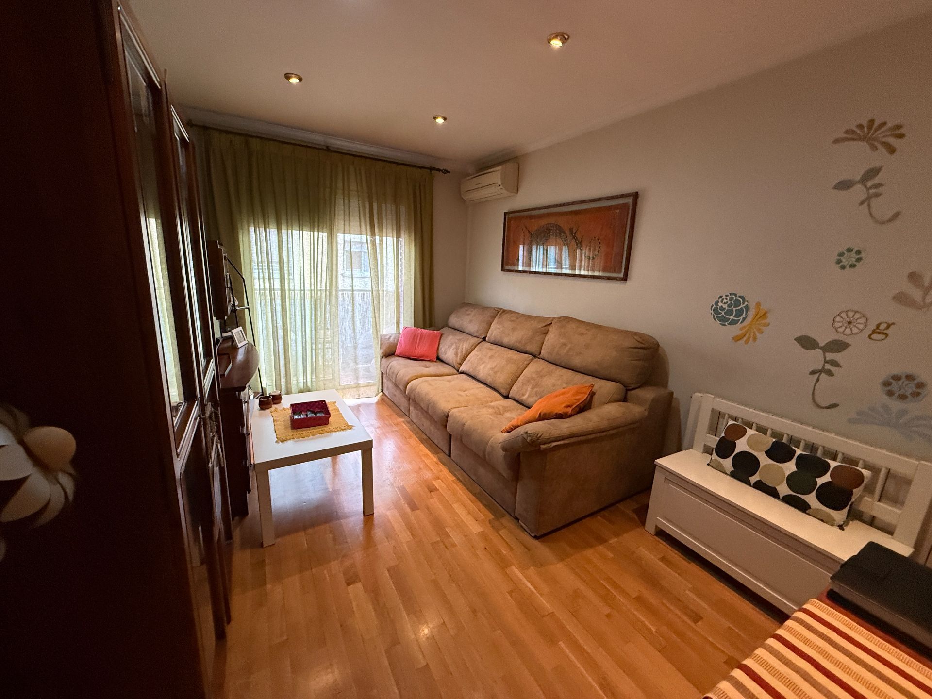 Sala d'estar de Pis en venda en Santa Coloma de Gramenet amb Aire condicionat, Calefacció i Terrassa