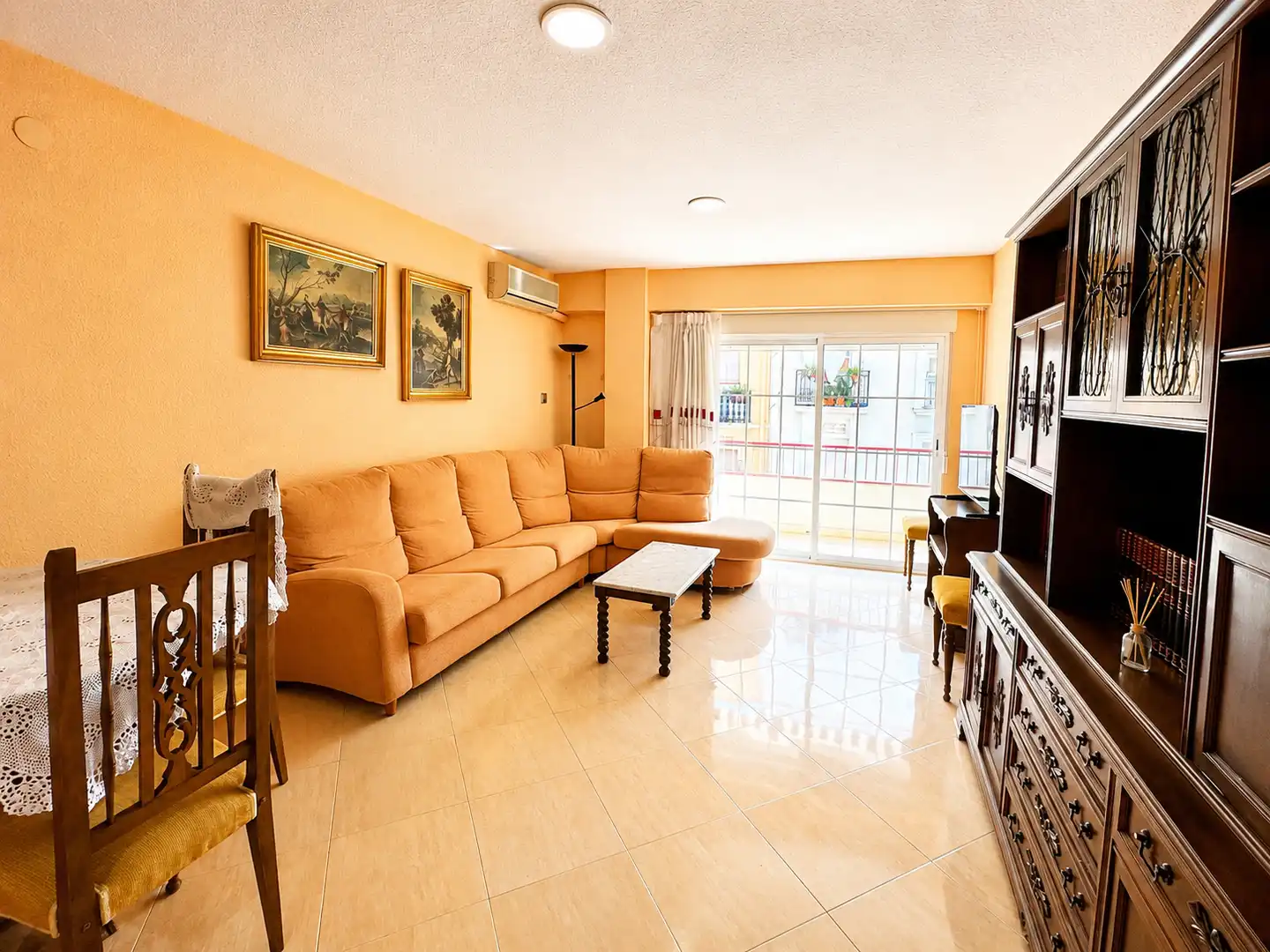 Living room of Flat for sale in Valencia  with Air Conditioner, Furnished and Oven