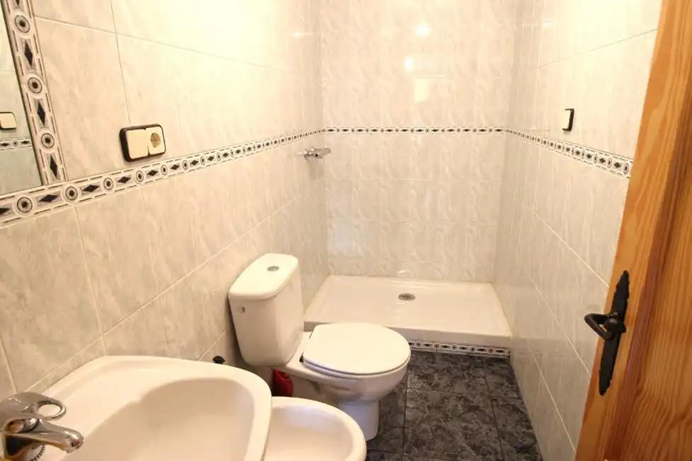 Bany de Casa o xalet en venda en Oviedo  amb Moblat