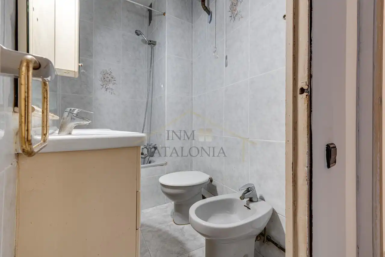 Bathroom of Flat for sale in Barcelona  with Alarm