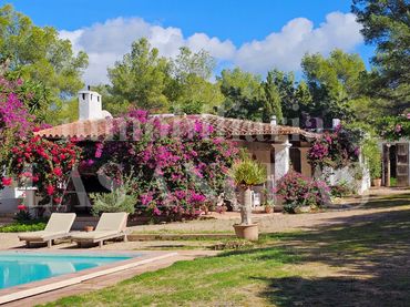 Casa rústica amb piscina en venda a Jesús