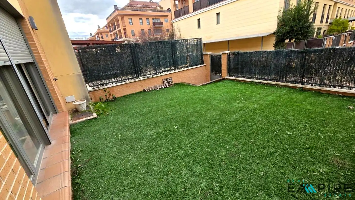 Jardí de Casa adosada en venda en Parla amb Aire condicionat, Calefacció i Jardí privat