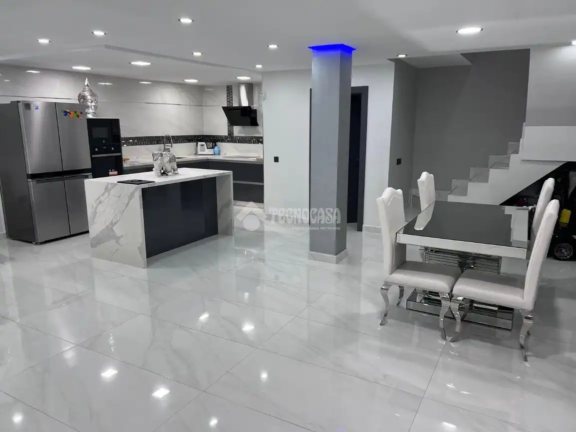 Semi-detached house with pool for sale in Este - Alcosa- Torreblanca, imagen 2