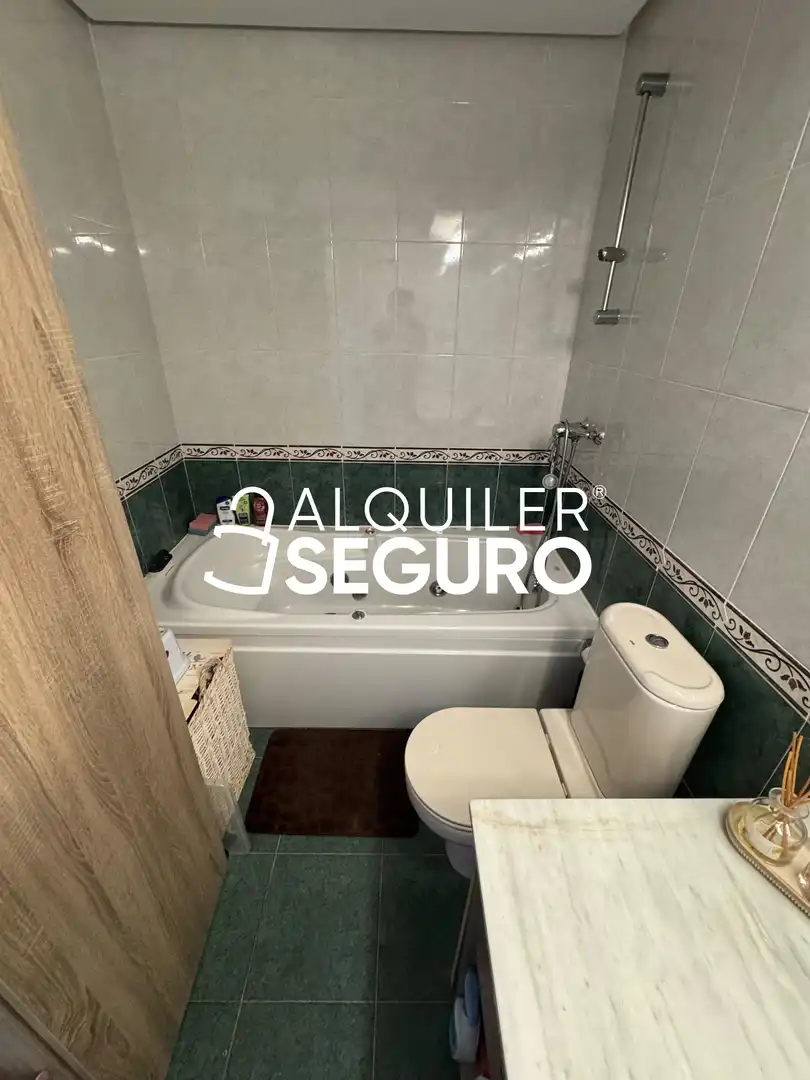 Bany de Pis de lloguer en Málaga amb Aire condicionat, Terrassa i Piscina