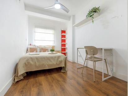 Bedroom of Flat to share in  Valencia Capital  with Washing machine and TV