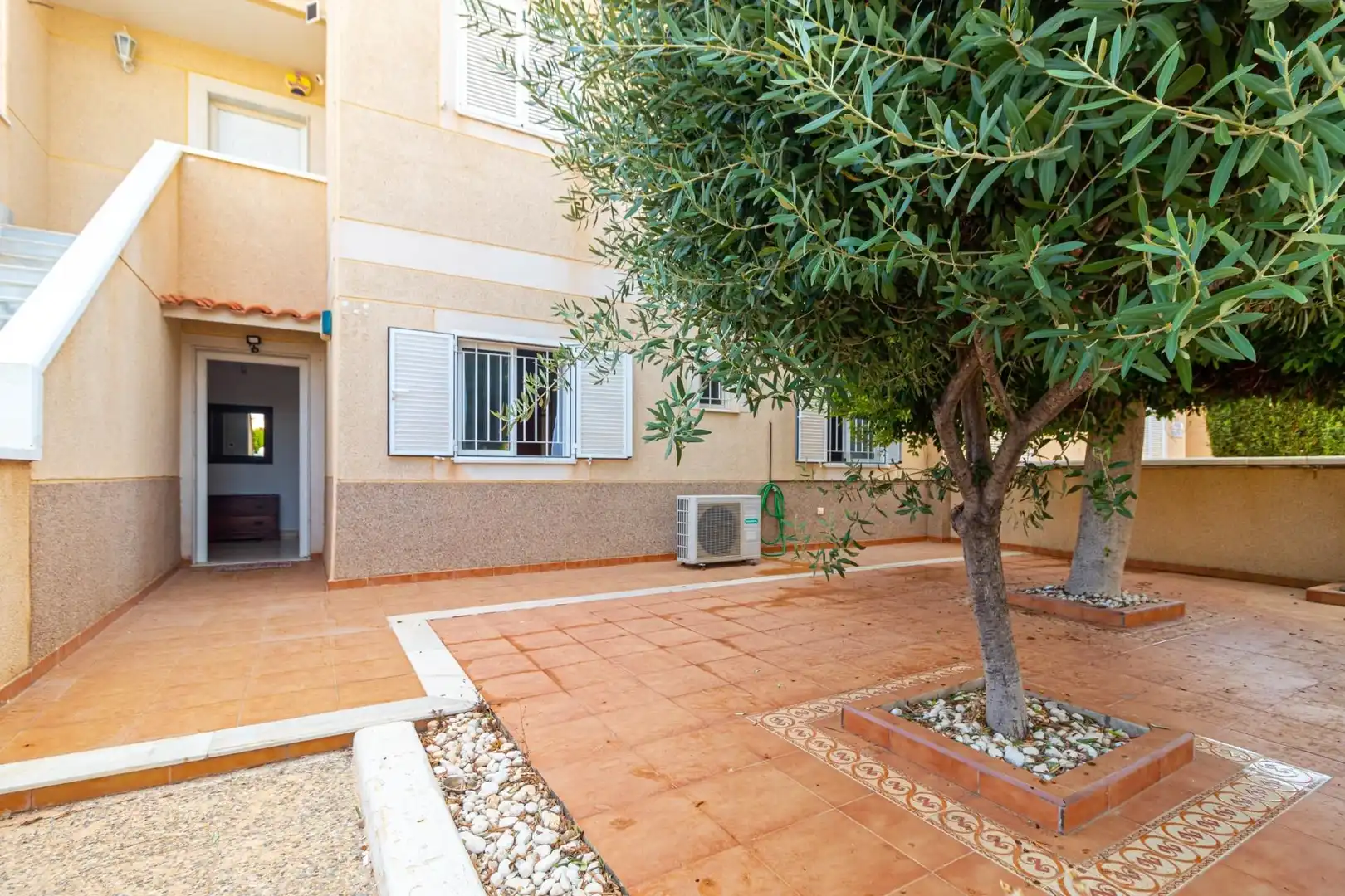 Vista exterior de Casa o xalet en venda en Orihuela amb Aire condicionat, Jardí privat i Terrassa