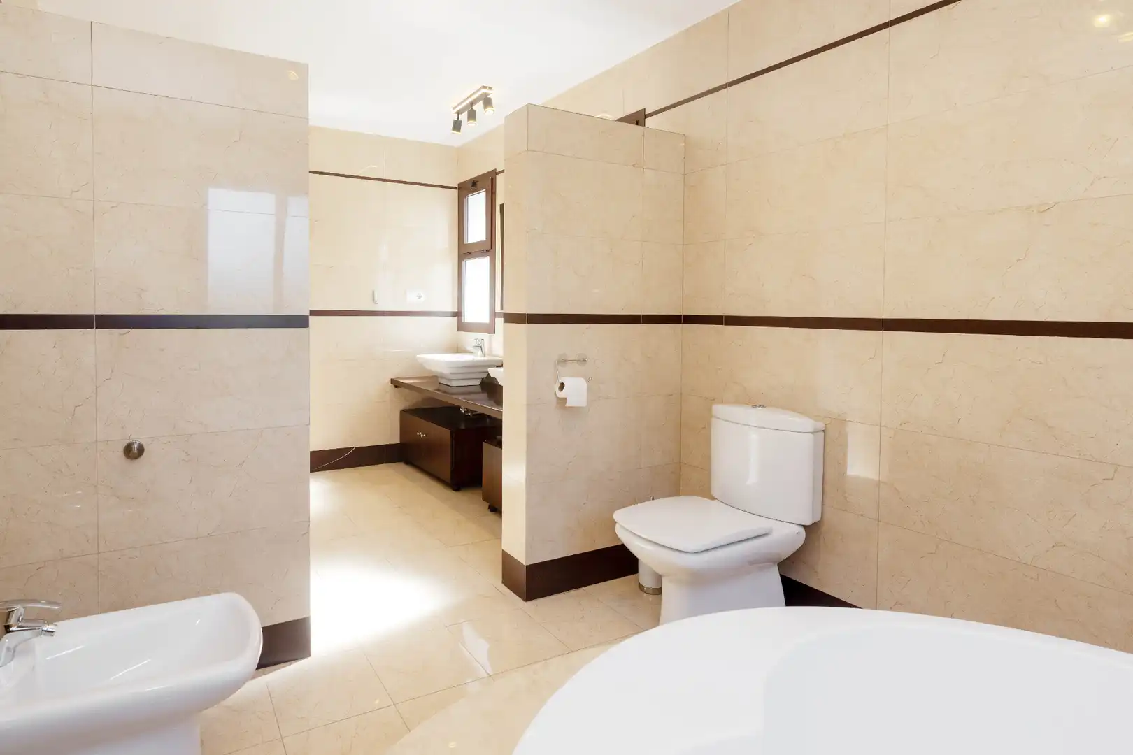 Bany de Casa o xalet en venda en Marbella amb Aire condicionat, Jardí privat i Terrassa