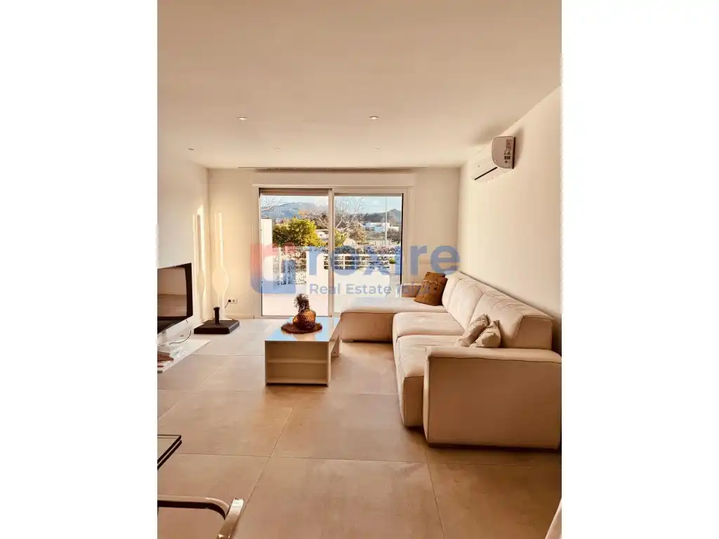 Sala d'estar de Dúplex de lloguer en Sant Josep de sa Talaia amb Aire condicionat, Jardí privat i Terrassa