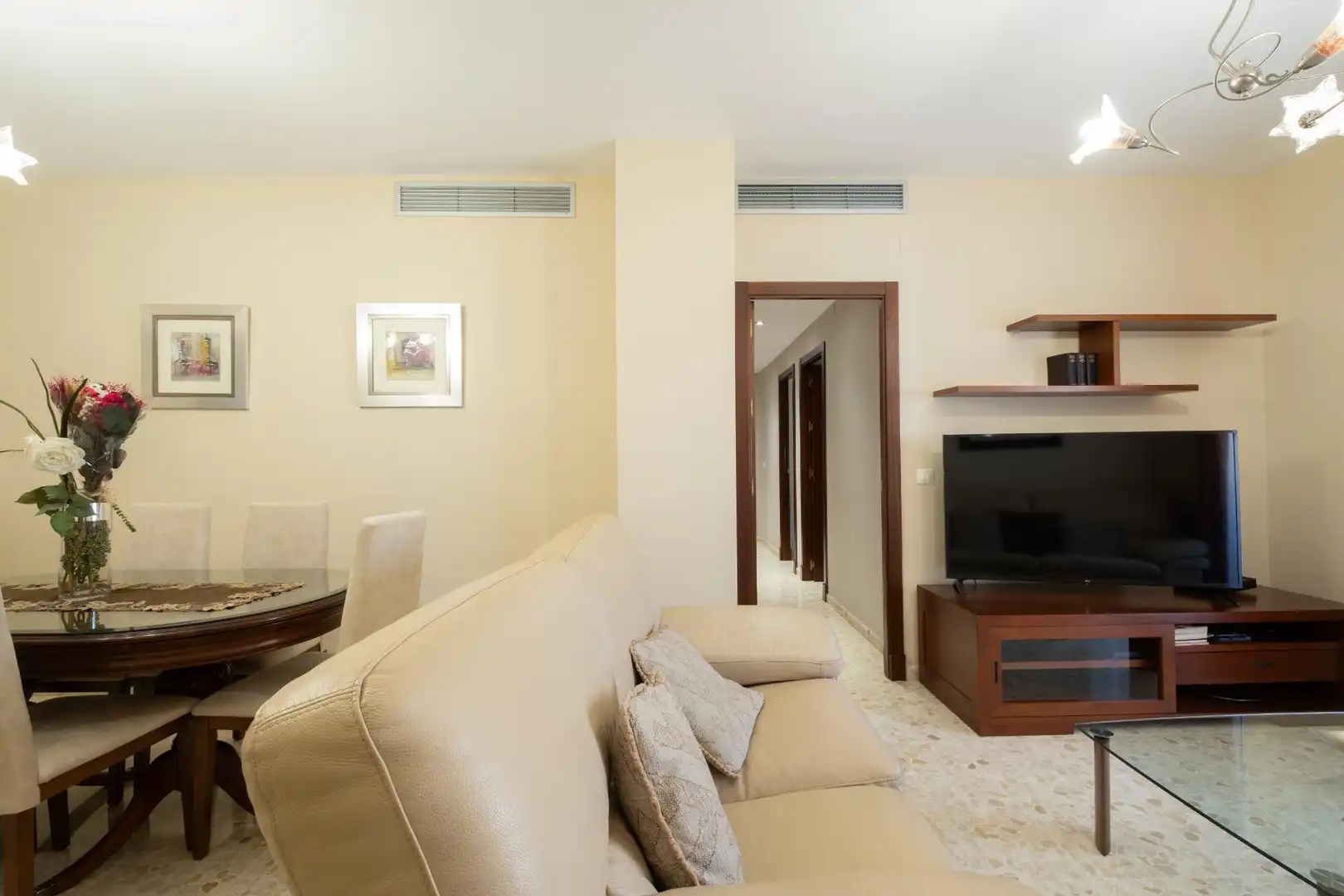Sala de estar de Piso en venta en Alcalá de Guadaira con Aire acondicionado, Jardín privado y Terraza