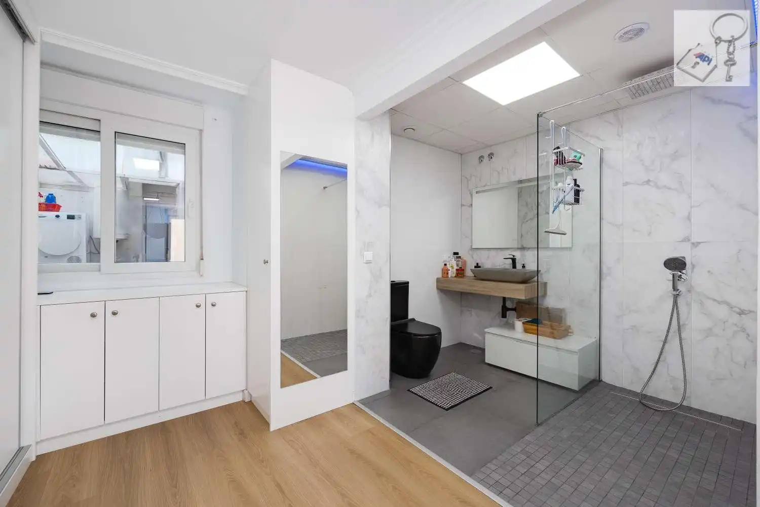 Bathroom of Apartments for sale in Torrevieja  with Air Conditioner, Heating and Parquet flooring