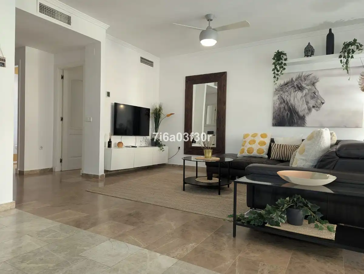 Wohnzimmer von Wohnungen zum Verkauf in Marbella mit Heizung, Privatgarten und Terrasse