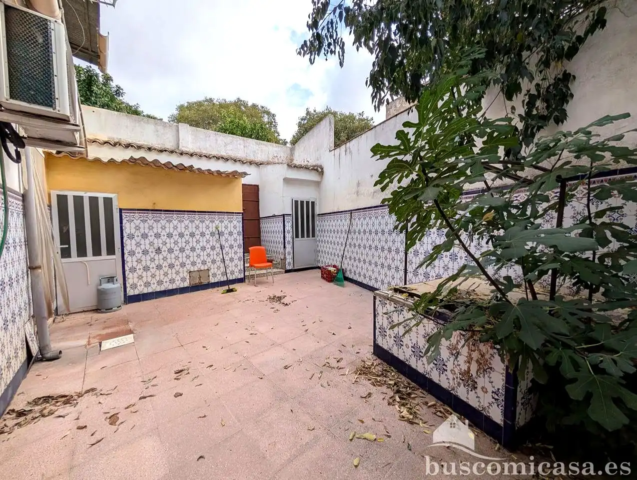 Vista exterior de Casa o xalet en venda en Linares amb Aire condicionat, Terrassa i Traster
