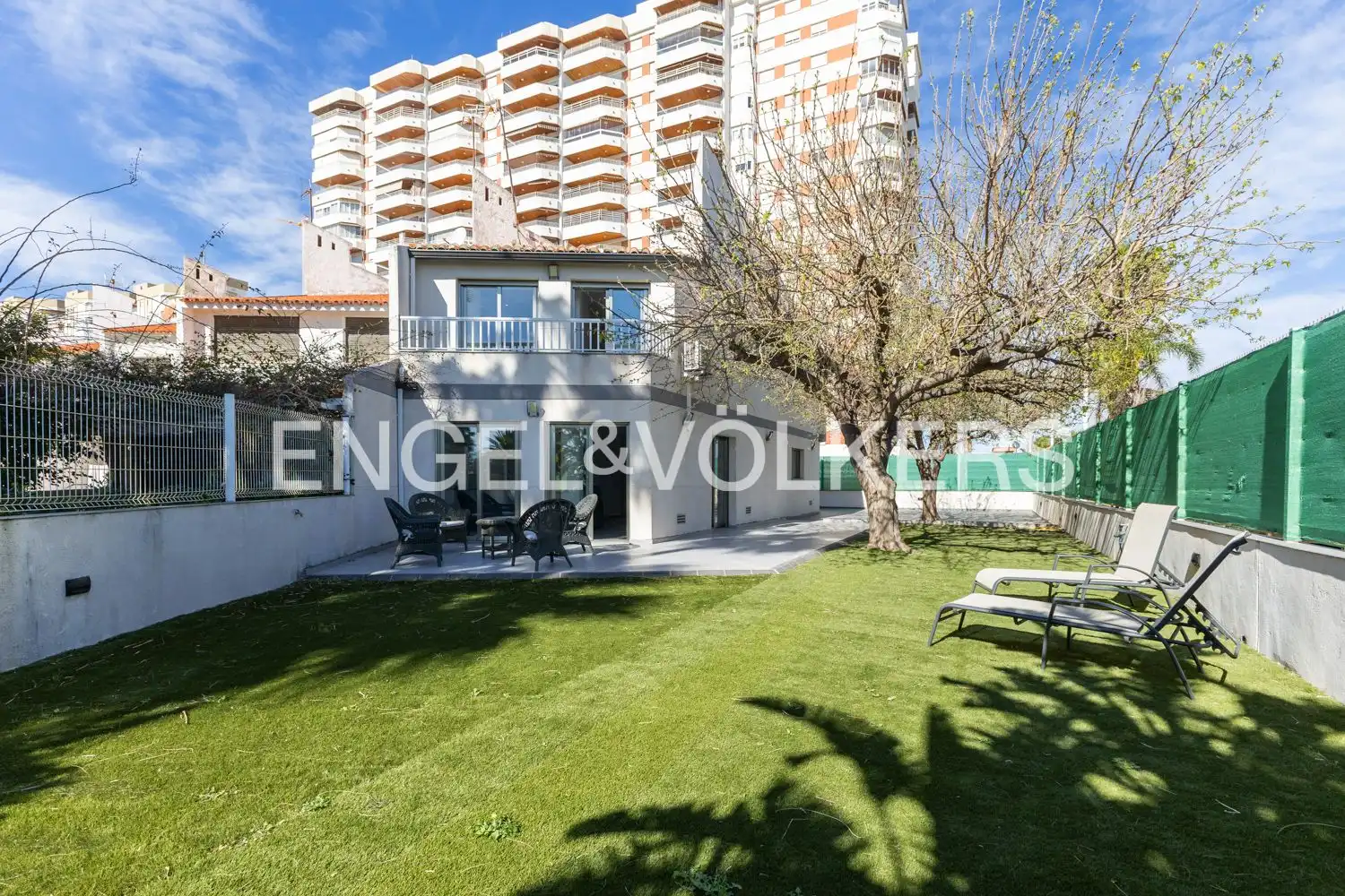Terrasse von Einfamilien-Reihenhaus zum Verkauf in Gandia mit Klimaanlage, Heizung und Privatgarten