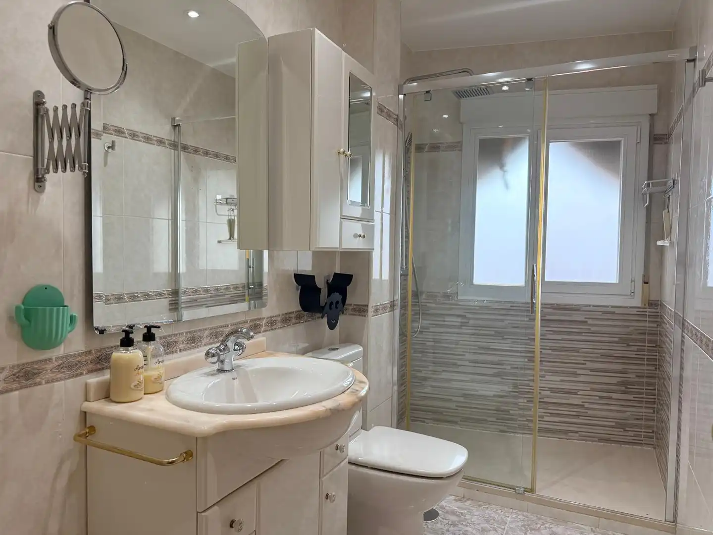 Bathroom of Flat for share in Madrid  with Air Conditioner, Heating and Furnished