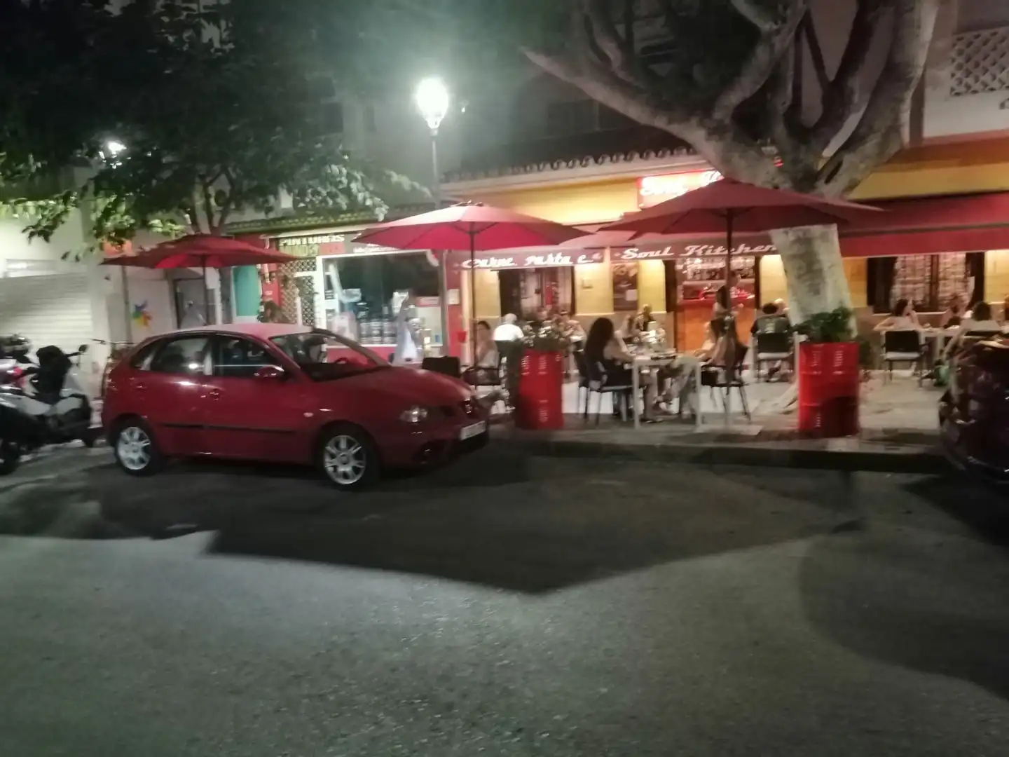 Local comercial en traspaso en Calle Medina Azahara