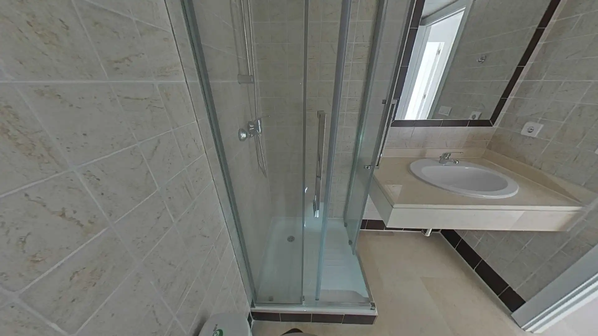 Badezimmer von Wohnungen zum Verkauf in Manilva mit Klimaanlage, Abstellraum und Schwimmbad