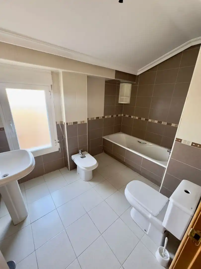 Baño de Ático en venta en Valdepeñas con Terraza y Balcón