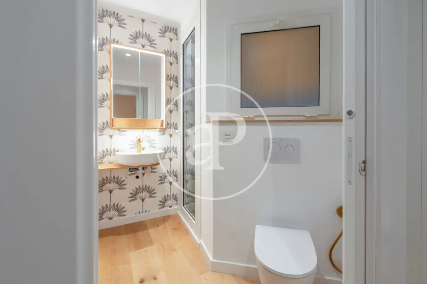 Badezimmer von Wohnung zum Verkauf in Barcelona mit Klimaanlage, Heizung und Balkon